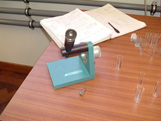 Apparatus to align a glass capillary with the goniometer head